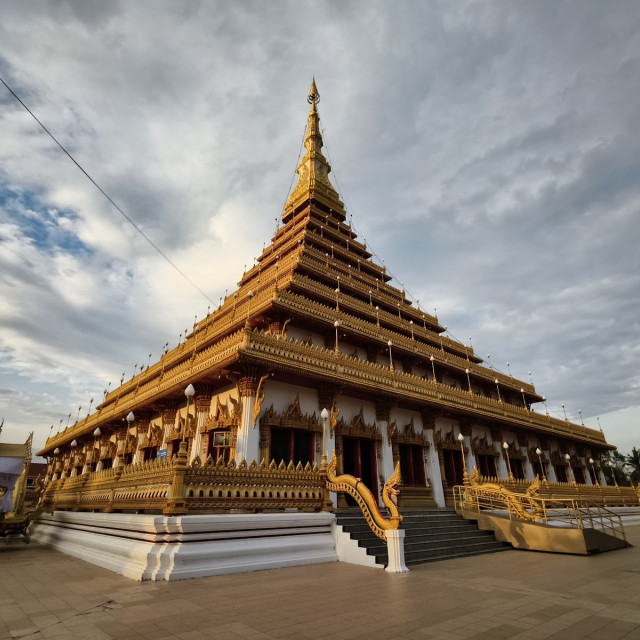 พระมหาธาตุแก่นนคร (Phra Mahathat Kaen Nakhon) Photo 1 of 5