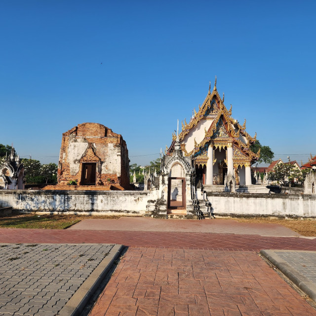 วัดใหญ่จอมปราสาท (Yai Chom Prasat Temple) Photo 1 of 5
