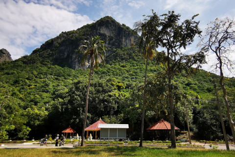 เขาล้อมหมวก (Khao Lom Muak)