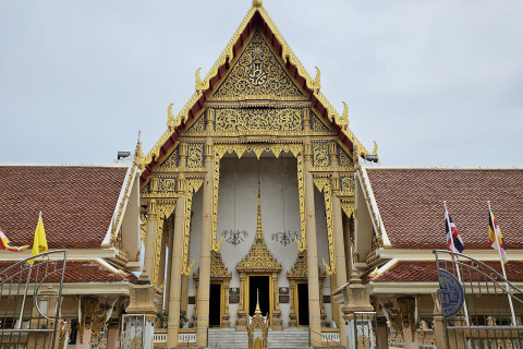 วัดสุทธิวาตวราราม (วัดช่องลม) (Suthiwataram Temple (Chong Lom Temple)) Photo 2 of 5