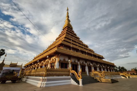 พระมหาธาตุแก่นนคร (Phra Mahathat Kaen Nakhon) Photo 1 of 5
