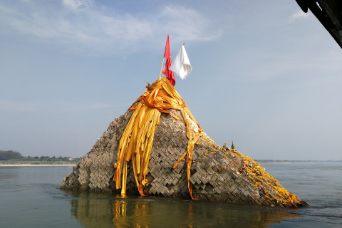 พระธาตุกลางน้ำ (Phra That La Nong) Photo 3 of 5