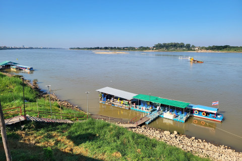พระธาตุกลางน้ำ (Phra That La Nong) Photo 4 of 5