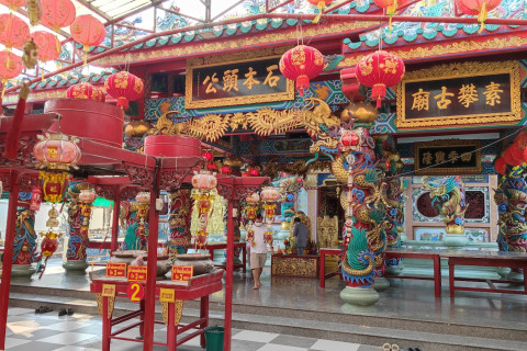 ศาลหลักเมืองสุพรรณบุรี (Suphanburi City Pillar Shrine) Photo 3 of 5