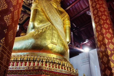 วัดหน้าพระเมรุ (Wat Na Phra Meru) Photo 3 of 5
