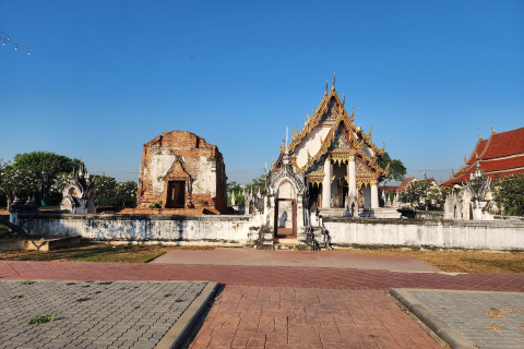 วัดใหญ่จอมปราสาท (Yai Chom Prasat Temple) Photo 1 of 5