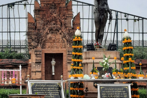 อนุสาวรีย์พระนางจามเทวี (Queen Cham Thewi Monument)