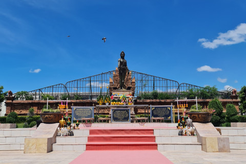 อนุสาวรีย์พระนางจามเทวี (Queen Cham Thewi Monument)