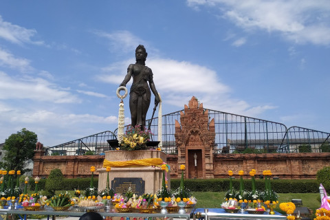 อนุสาวรีย์พระนางจามเทวี (Queen Cham Thewi Monument)