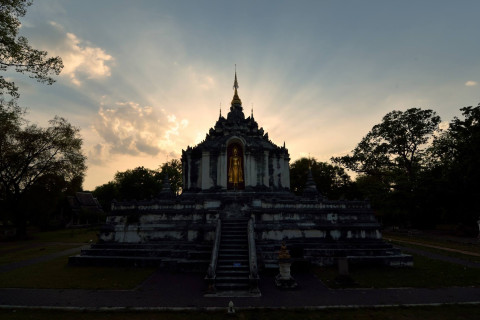 วัดพระยืน (Wat Phra Yuen)