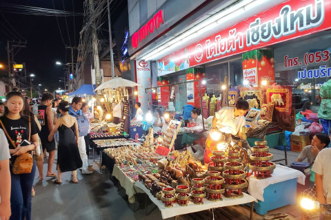 ถนนคนเดินท่าแพ (Tha Phae Walking Street) Photo 1 of 5