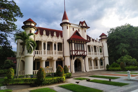 พระราชวังสนามจันทร์ (Sanam Chandra Palace)