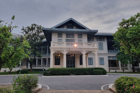 พระราชวังสนามจันทร์ (Sanam Chandra Palace)