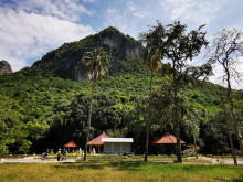 เขาล้อมหมวก (Khao Lom Muak)