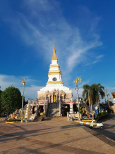 พระธาตุกลางน้ำ (Phra That La Nong) Photo 1 of 5