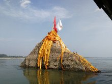 พระธาตุกลางน้ำ (Phra That La Nong) Photo 3 of 5