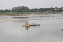 พระธาตุกลางน้ำ (Phra That La Nong) Photo 2 of 5