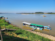 พระธาตุกลางน้ำ (Phra That La Nong) Photo 4 of 5