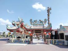 ศาลหลักเมืองสุพรรณบุรี (Suphanburi City Pillar Shrine) Photo 1 of 5