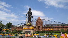 อนุสาวรีย์พระนางจามเทวี (Queen Cham Thewi Monument)