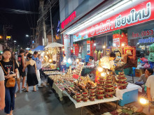 ถนนคนเดินท่าแพ (Tha Phae Walking Street) Photo 1 of 5