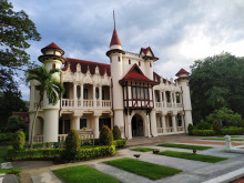 พระราชวังสนามจันทร์ (Sanam Chandra Palace)